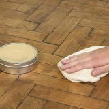 Jak a čím odstranit škrábance na parketách